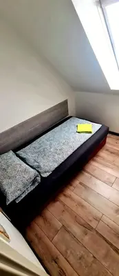 Ein Bett oder Betten in einem Zimmer der Unterkunft Grüna Monteurwohnungen