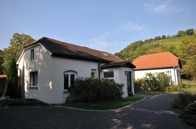 Das Gebäude in dem sich das Ferienhaus befindet