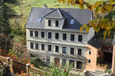 Das Gebäude in dem sich das Ferienhaus befindet