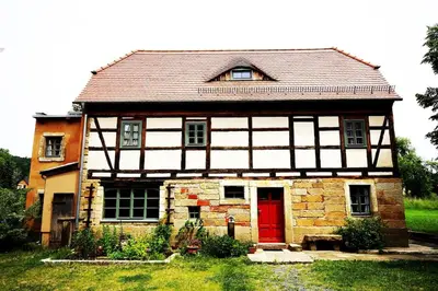 Das Gebäude in dem sich das Ferienhaus befindet