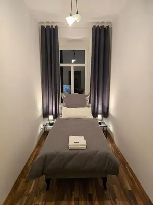 Ein Bett oder Betten in einem Zimmer der Unterkunft Boardinghouse mit 10 großen Apartments mit Parkplatz und Balkon