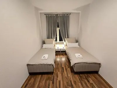 Ein Bett oder Betten in einem Zimmer der Unterkunft Boardinghouse mit 10 großen Apartments mit Parkplatz und Balkon