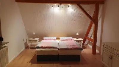 Ein Bett oder Betten in einem Zimmer der Unterkunft Wohnung am Wald in ruhiger Siedlung Panoramafenster zum höchsten Kunstwerk der Welt 5 Min zur Autobahn oder Zentrum