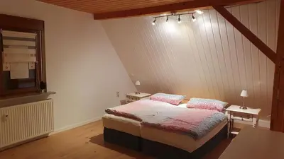 Ein Bett oder Betten in einem Zimmer der Unterkunft Wohnung am Wald in ruhiger Siedlung Panoramafenster zum höchsten Kunstwerk der Welt 5 Min zur Autobahn oder Zentrum