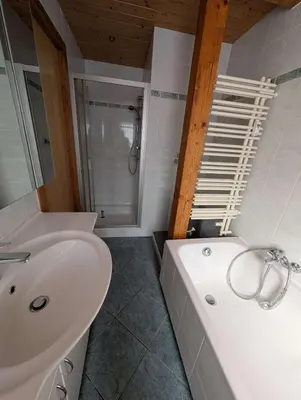 Ein Badezimmer in der Unterkunft Wohnung am Wald in ruhiger Siedlung Panoramafenster zum höchsten Kunstwerk der Welt 5 Min zur Autobahn oder Zentrum