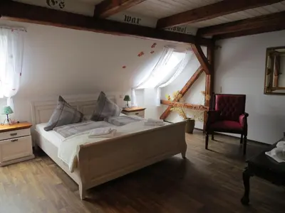 Ein Bett oder Betten in einem Zimmer der Unterkunft Märchenpension Rotkäppchen und der Wolf