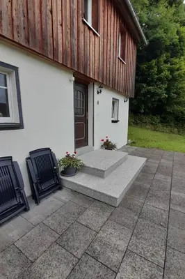 Das Gebäude in dem sich das Ferienhaus befindet