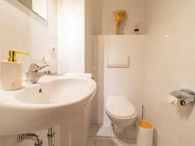 Ein Badezimmer in der Unterkunft Apartment Große Wohnung in Zentrum mit Kleinem Garten by Interhome