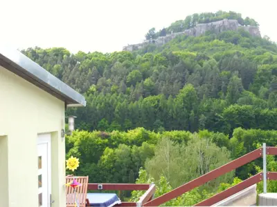 Ein allgemeiner Bergblick oder ein Berglick von des Ferienhauses aus