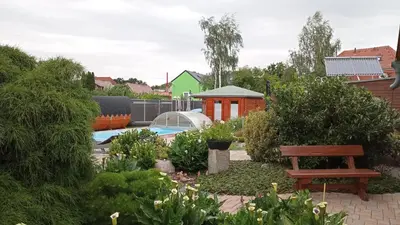 Ein Garten an der Unterkunft Ferienhäuser Radebeul 