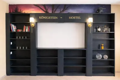 Die Bibliothek im Hostel