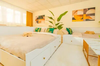 Ein Bett oder Betten in einem Zimmer der Unterkunft Bis 10 Personen - 106 qm Design-Apartment, Top Lage, mit Parkplatz