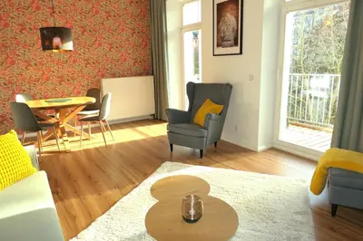 Ein Sitzbereich in der Unterkunft Apartment KARL KASSBERG mit sonnigem Balkon