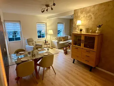 Ein Sitzbereich in der Unterkunft Ferienwohnung Kathy - Moderne, stilvolle Ferienwohnung mit Balkon, Sauna und kostenlosem Parkplatz im schönen Elbsandsteingebirge
