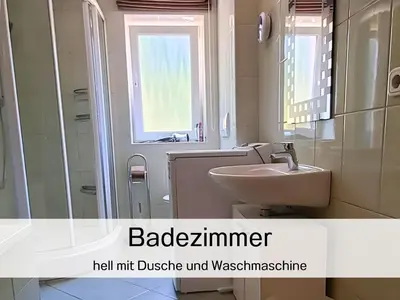 Ein Badezimmer in der Unterkunft Ferienwohnungen Bernsdorfer Straße Chemnitz - zentrumsnah, teilweise mit Balkon oder Terrasse, große Parkanlage - ideal für Familien, Paare und Geschäftsleute