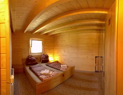 Ein Bett oder Betten in einem Zimmer der Unterkunft Golden Hop Waldsiedlung