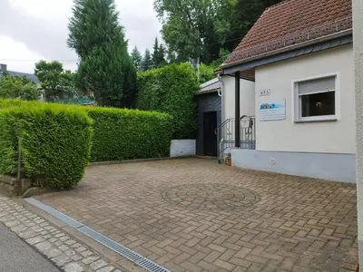 Das Gebäude in dem sich das Ferienhaus befindet