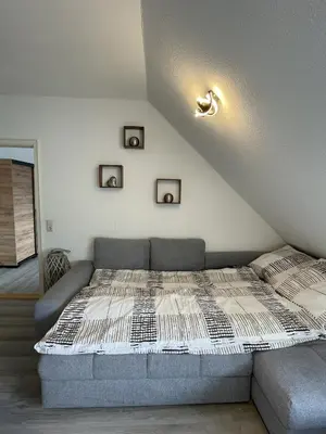 Ein Bett oder Betten in einem Zimmer der Unterkunft Helios Design Suite - Altbau DG mit Lift & Parkplatz - Elbe & Altstadt - S-Bahn nach Dresden