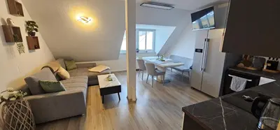 Ein Sitzbereich in der Unterkunft Helios Design Suite - Altbau DG mit Lift & Parkplatz - Elbe & Altstadt - S-Bahn nach Dresden