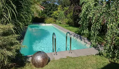 Der Swimmingpool an oder in der Nähe von Ferienwohnung im Fachwerkhaus Maxen