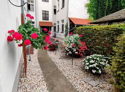 Ein Garten an der Unterkunft Pension Wehner