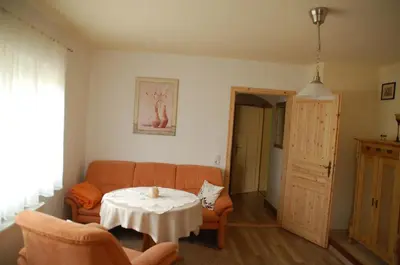 Ein Sitzbereich in der Unterkunft Ferienwohnung Katzstein