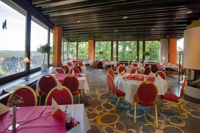 Ein Restaurant oder anderes Speiselokal in der Unterkunft Berghotel Bastei