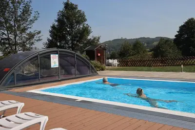 Der Swimmingpool an oder in der Nähe von Panorama Berghotel Wettiner Höhe
