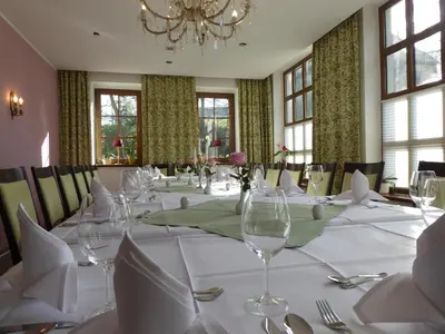 Ein Restaurant oder anderes Speiselokal in der Unterkunft Hotel & Restaurant Kleinolbersdorf