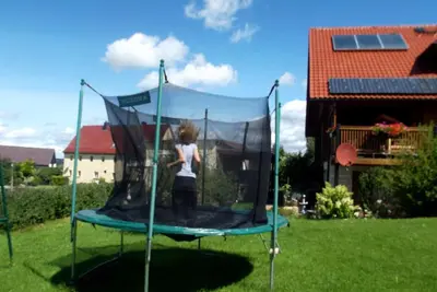 Ein Garten an der Unterkunft Holzhaus 