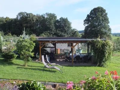 Ein Garten an der Unterkunft Holzhaus 