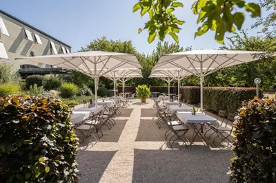 Ein Garten an der Unterkunft Hotel Moritz an der Elbe