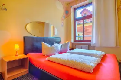 Ein Bett oder Betten in einem Zimmer der Unterkunft Hostel Lollis Homestay Dresden