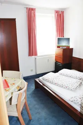 Ein Bett oder Betten in einem Zimmer der Unterkunft Pension Pieschen Dresden