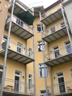 Ein Balkon oder eine Terrasse in der Unterkunft 3 Raum Fewo Dresden Zentrum - Balkon Blick auf Altstadt - L10