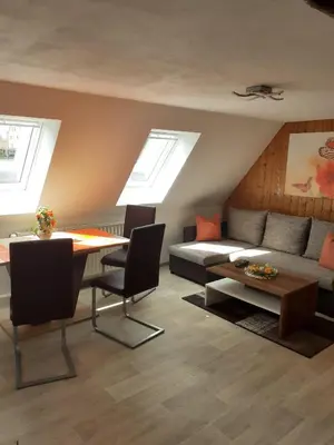 Ein Sitzbereich in der Unterkunft Ferienwohnung Ritscher in Lichtenhain 2