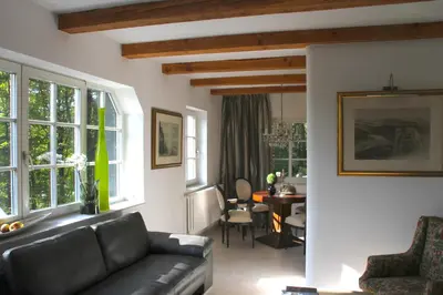 Ein Sitzbereich in der Unterkunft Villa Sonnenburg Gästehaus - Blick auf die Stadt und die Elbe - Parkplatz