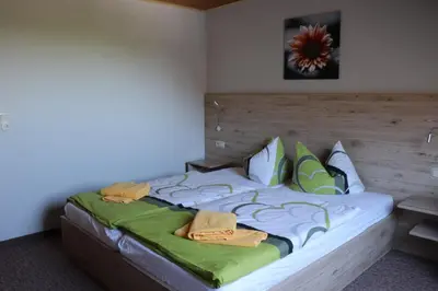 Ein Bett oder Betten in einem Zimmer der Unterkunft Pension Hubertushof Monteurunterkunft