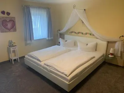 Ein Bett oder Betten in einem Zimmer der Unterkunft Hotel Schwarzes Ross Siebenlehn