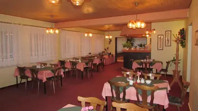 Ein Restaurant oder anderes Speiselokal in der Unterkunft Pension Am Heiderand