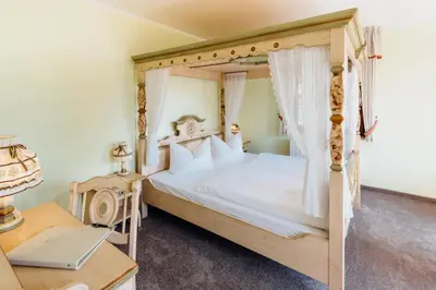 Ein Bett oder Betten in einem Zimmer der Unterkunft Erlebnishotel 