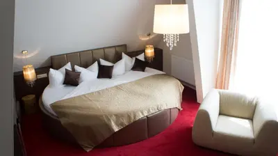 Ein Bett oder Betten in einem Zimmer der Unterkunft Erlebnishotel 