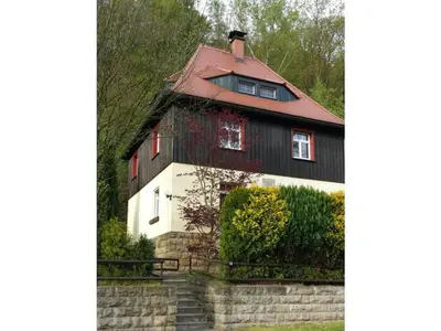 Das Gebäude in dem sich die Ferienwohnung befindet