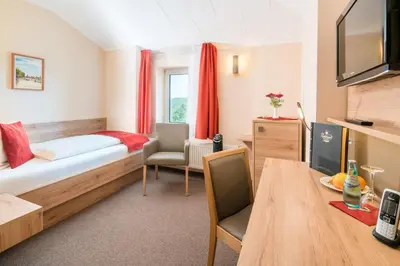 Ein Bett oder Betten in einem Zimmer der Unterkunft Hotel Rabennest