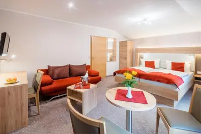 Ein Sitzbereich in der Unterkunft Hotel Rabennest