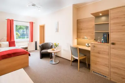 Ein Sitzbereich in der Unterkunft Hotel Rabennest