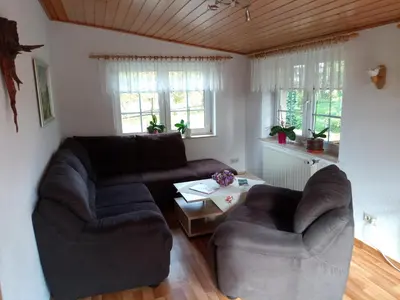 Ein Sitzbereich in der Unterkunft Ferienwohnung Falkennest