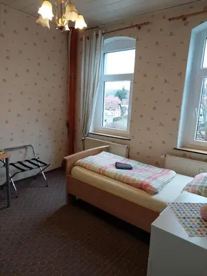 Ein Bett oder Betten in einem Zimmer der Unterkunft Monteurzimmer Talstrasse 2