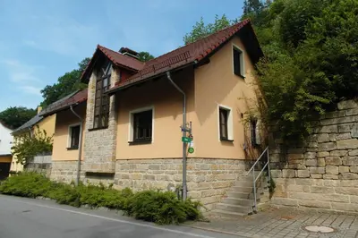 Das Gebäude in dem sich das Ferienhaus befindet