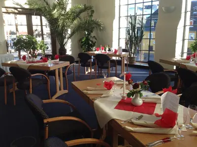 Ein Restaurant oder anderes Speiselokal in der Unterkunft Hotel Lay-Haus